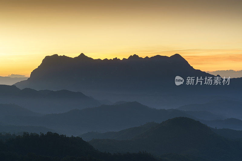 在泰国清迈省的Doi Luang Chiang Dao日出时的美丽景色。